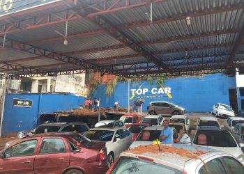 Lama invade revendedora de carros após deslizamento de terra