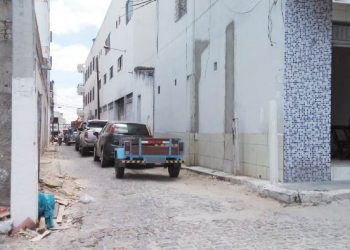 Travessa que poderia servir como retorno é usada como estacionamento