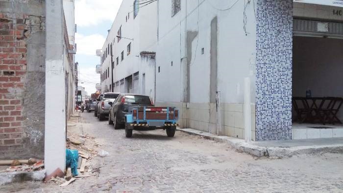 Travessa que poderia servir como retorno é usada como estacionamento