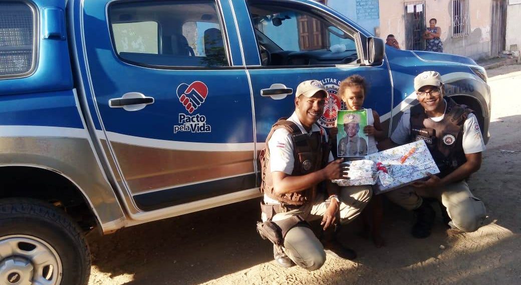 Peritos e PMs fazem surpresa para criança em Itaberaba