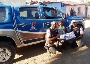 Peritos e PMs fazem surpresa para criança em Itaberaba