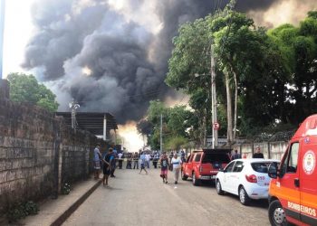 Salvador – Incêndio de grandes proporções atinge fábrica de colchões