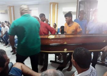 Sob forte comoção, corpo de Nildo do Quiosque foi sepultado em Capim Grosso
