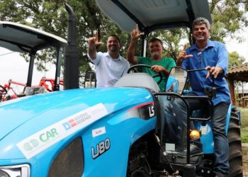 Osni e Gika entregam tratores para associações de Serrinha e Santaluz via emenda parlamentar