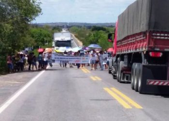 Professores da rede municipal protestam paralisando BR com pedido de reajuste salarial