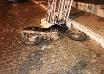 Dois indivíduos ficam feridos quando fugiam da Polícia a bordo de uma motocicleta