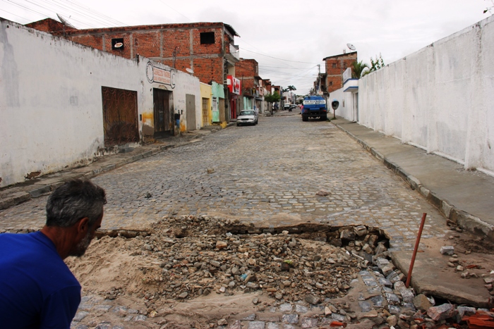 Carros ficam presos em buracos abertos pela chuva em Coité