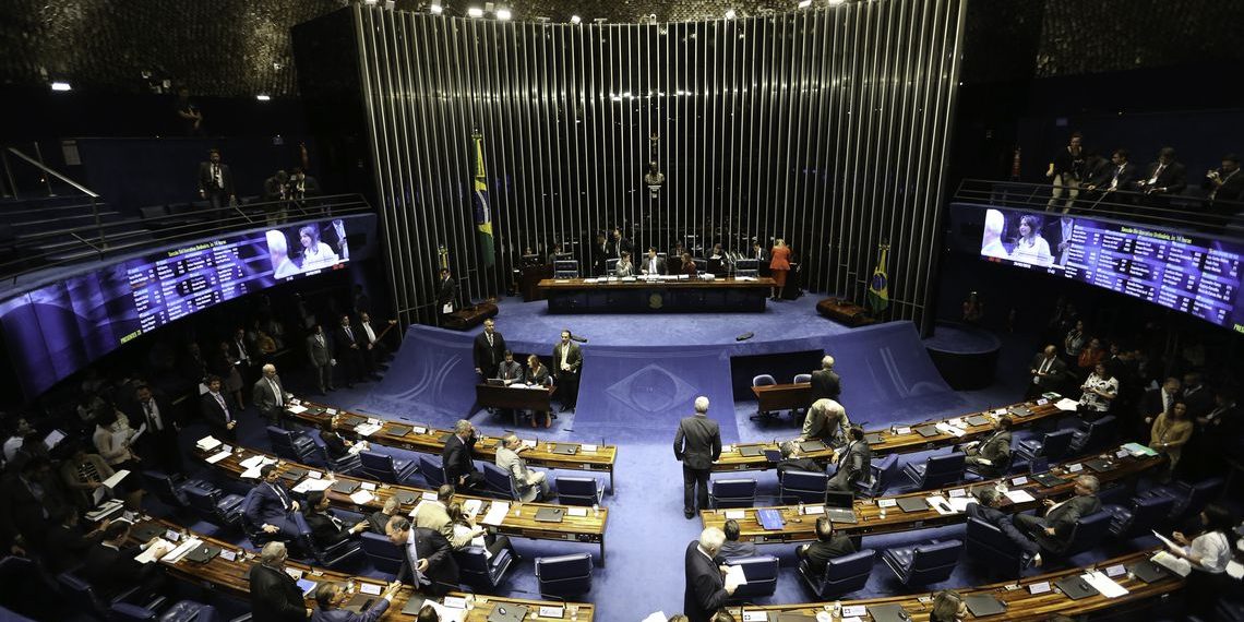 Senado aprova multa para quem paga salário diferente para mulher