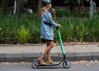 Serviço de aluguel de patinete elétrica chega ao Brasil com preço acessível