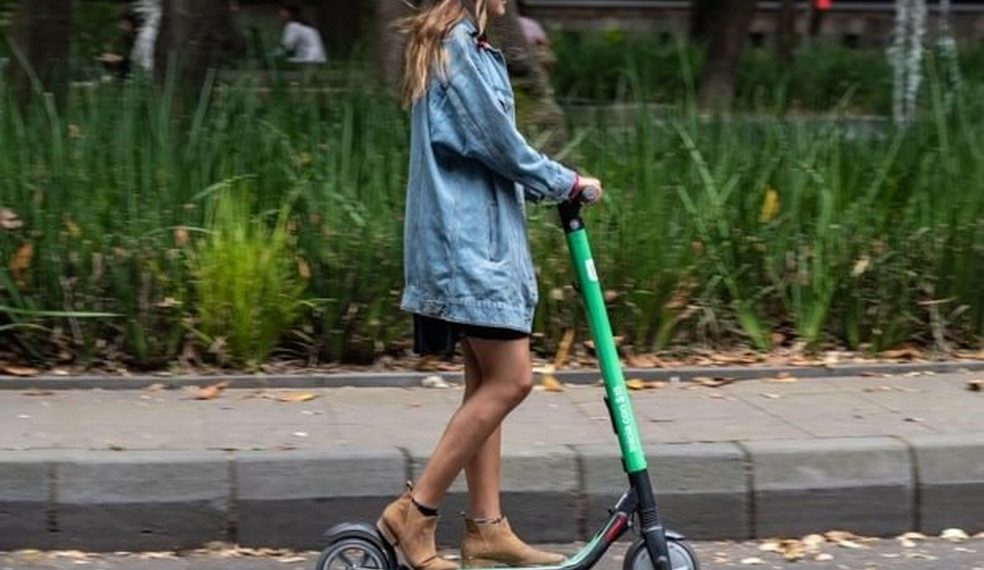 Serviço de aluguel de patinete elétrica chega ao Brasil com preço acessível