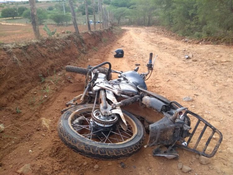 Viatura da PM capota durante perseguição que terminou com um morto e menor apreendido na zona rural