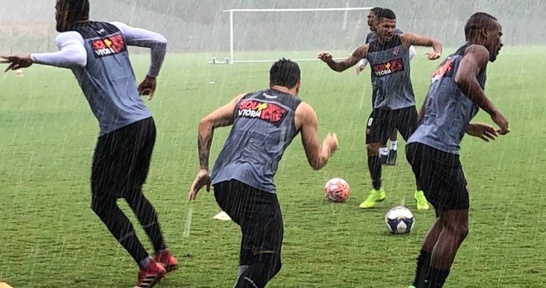 Vitória faz treino debaixo de chuva em preparação para o duelo contra o Botafogo-PB