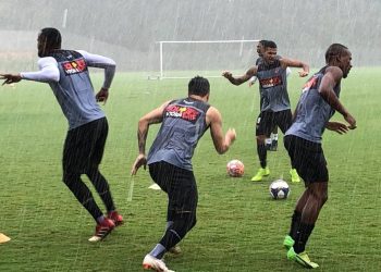 Vitória faz treino debaixo de chuva em preparação para o duelo contra o Botafogo-PB