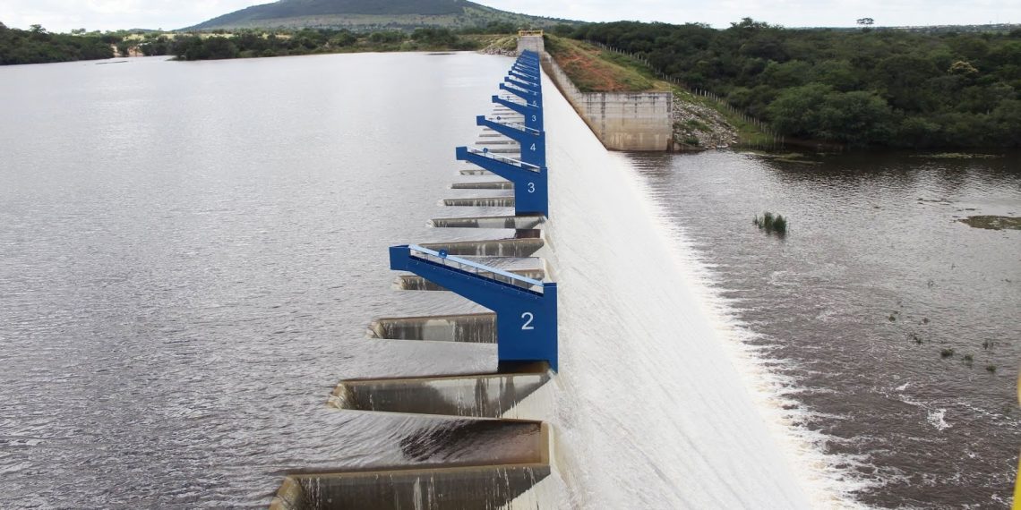 Barragem de Ponto Novo transborda após atingir 100% de sua capacidade