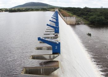 Barragem de Ponto Novo transborda após atingir 100% de sua capacidade