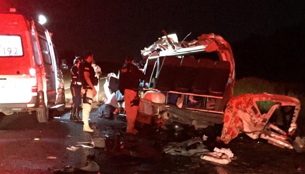 Batida entre van e caminhão deixa quatro mortos e quatro feridos na BR 242
