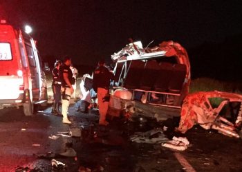 Batida entre van e caminhão deixa quatro mortos e quatro feridos na BR 242