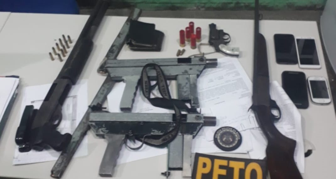 Quatro suspeitos morrem em troca de tiros com a PM e corpo de um homem é encontrado no porta malas