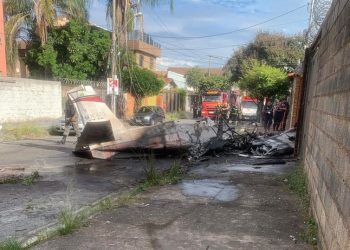 MG – Avião de pequeno porte cai e deixa um morto em Belo Horizonte