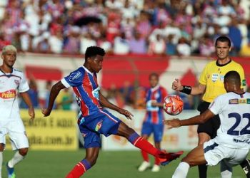 Bahia da capital volta a marcar nos acréscimos e se livra da derrota para o xará de Feira