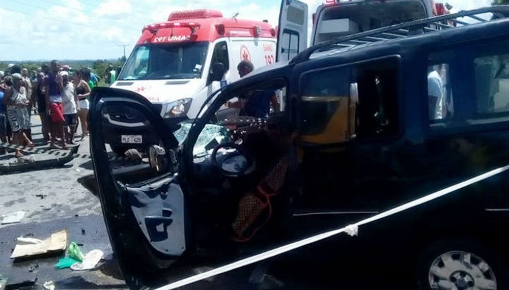Batida entre ônibus escolar e carro deixa dois mortos na Ilha de Itaparica