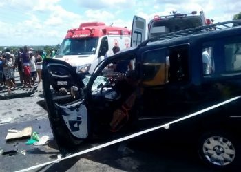 Batida entre ônibus escolar e carro deixa dois mortos na Ilha de Itaparica