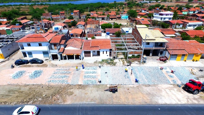 Recursos próprios: Prefeitura de Santaluz investe mais de R$ 1 milhão em calçamento e rede de esgoto em um só bairro