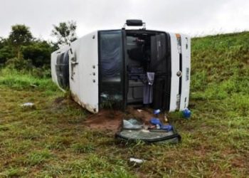 Ônibus que transportava torcedores do Corinthians tomba na BR 116 e deixa feridos