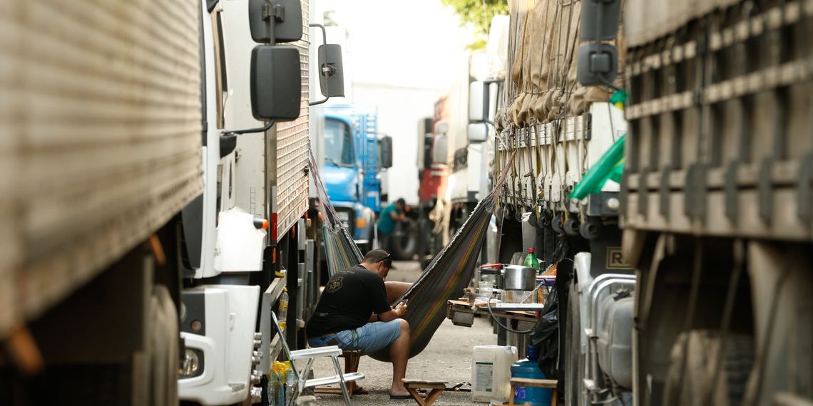 Após reunião com governo, caminhoneiros descartam paralisação