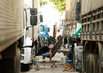 Após reunião com governo, caminhoneiros descartam paralisação