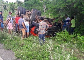 Caminhão tomba na BA 416 e deixa dois feridos em São Domingos