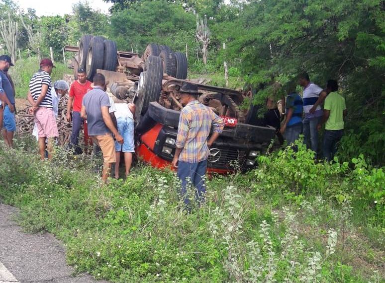 Caminhão tomba na BA 416 e deixa dois feridos em São Domingos