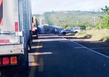 Carreta tomba na BR 116 e deixa trânsito lento