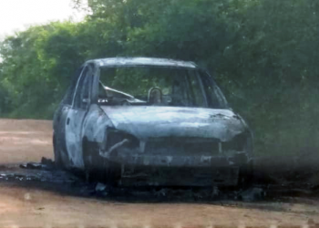 Carro é encontrado queimado com dois corpos na zona rural de Serrinha