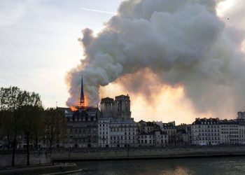 Incêndio atinge Catedral de Notre-Dame em Paris