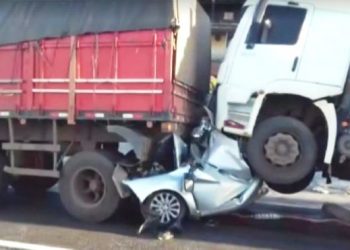 MG – Motorista sobrevive após carro ser esmagado por duas carretas