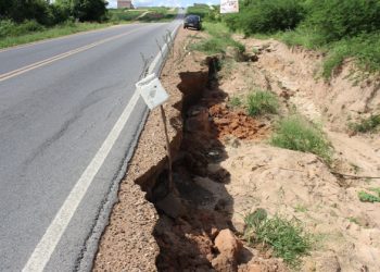 Trecho da BA 120 na ladeira da Juliana oferece risco de desmoronamento