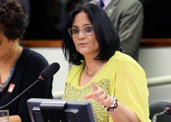 Ministra Damares suspira por Túlio Gadêlha em sessão: ‘Como ele é lindo’