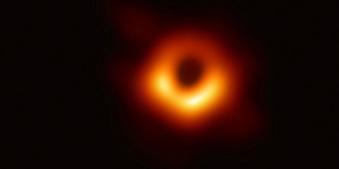 Imagens de buraco negro no espaço são registradas pela 1ª vez