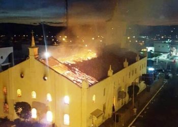 Igreja Matriz de Monte Santo é destruída pelo fogo (Vídeo)