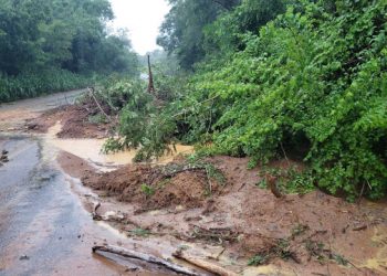Chuva causa desabamento de encostas próximo a antiga balança do Derba na BR 324