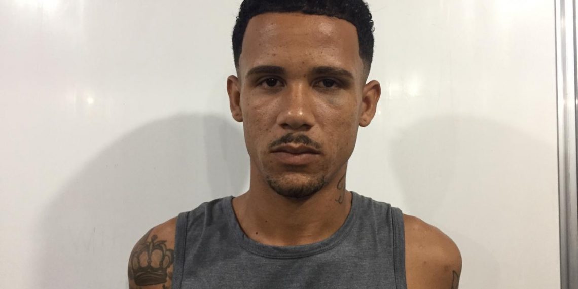 Foragido que posava armado na web é reconhecido por PMs quando tentava curtir a Micareta de Feira