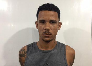 Foragido que posava armado na web é reconhecido por PMs quando tentava curtir a Micareta de Feira