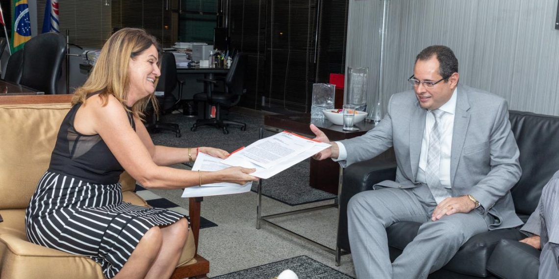 MP apresenta a presidente da AL-BA projetos de lei para redistribuição de Promotorias de Justiça