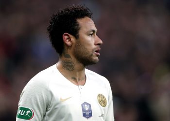 Neymar dá soco em torcedor que provoca jogadores do PSG