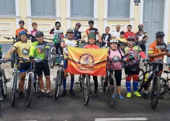 Ciclistas promovem alegria ao distribuírem ovos de Páscoa em comunidades rurais
