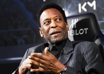 Ao chegar de Paris, Pelé é internado em São Paulo
