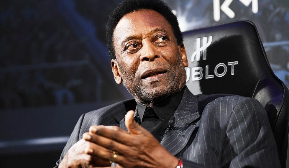 Ao chegar de Paris, Pelé é internado em São Paulo