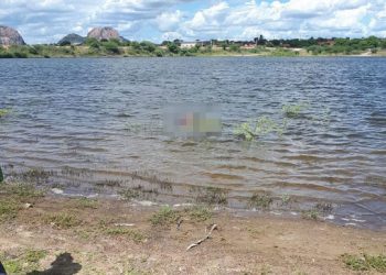 Corpo é encontrado em estado de descomposição em açude