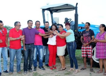Agricultores de Valente comemoram entrega de trator via emenda do deputado Rosemberg